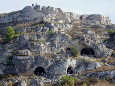 Matera, Basilicata, İtalya - 1 Kasım 2019: Murgia Timone Belvedere 'deki kaya mağaraları