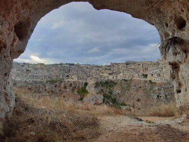 Matera, Basilicata, İtalya - 1 Kasım 2019: Murgia Timone Belvedere mağarasından Panorama