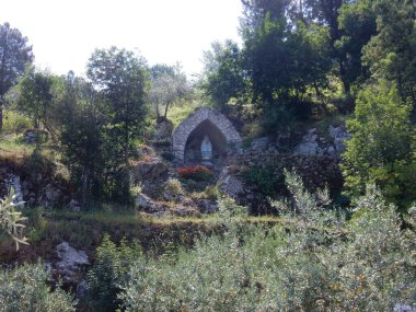 Sant 'Agata de Goti, Campania, İtalya - 20 Haziran 2019: Lourdes Mağarasına giriş merdiveni