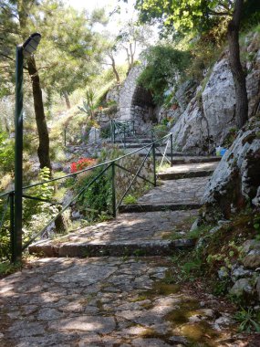 Sant 'Agata de Goti, Campania, İtalya - 20 Haziran 2019: Lourdes Mağarasına giriş merdiveni