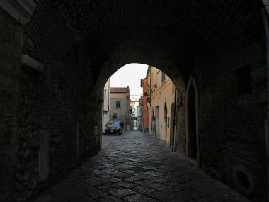 Benevento, Campania, İtalya - 9 Haziran 2016: Tarihi merkezin ortaçağ iskeleleri