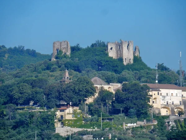 イタリアのカンパニア州エローラ2019年6月20日 村を見下ろすモンテオリヴェトの丘のロンバード城の遺跡 — ストック写真