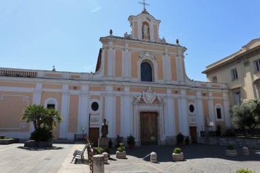 Santa Maria Capua Vetere, Campania, İtalya - 22 Mayıs 2020: Santa Maria Maggiore Bazilikası, 432 yılında San Simmaco tarafından kuruldu, Capua piskoposu ve şehrin koruyucusu, yüzyıllar içinde genişletildi ve güncel Barok formlarına kadar yenilendi.