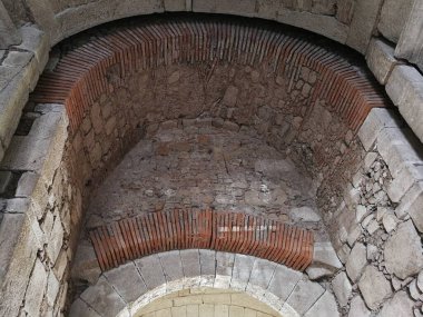 Benevento, Campania, İtalya - 2 Haziran 2018: Rocca dei Rettori 'nin içindeki antik Porta Somma artık kısmen duvarlarla çevrili.