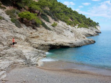 Pugnochiuso, Puglia, İtalya - 5 Ekim 2019: Baia della Pergola plajı manzarası