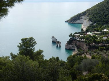 Mattinata, Puglia, İtalya - 5 Ekim 2019: Sahil yolundan Mattinatella 'nın panoramik manzarası