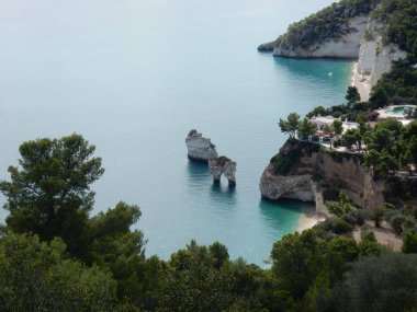 Mattinata, Puglia, İtalya - 5 Ekim 2019: Sahil yolundan Mattinatella 'nın panoramik manzarası