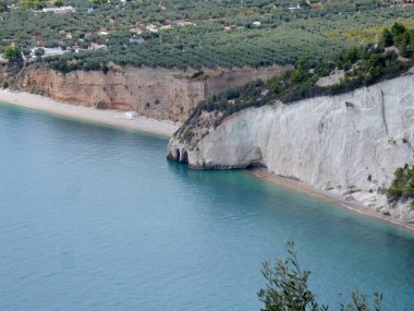 Mattinata, Puglia, İtalya - 5 Ekim 2019: Sahil yolundan Mattinatella 'nın panoramik manzarası