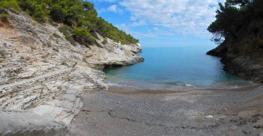 Pugnochiuso, Puglia, İtalya - 5 Ekim 2019: Baia della Pergola plajının panoramik fotoğrafı