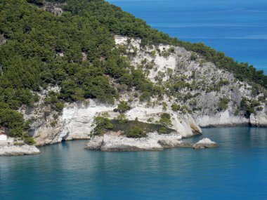 Pugnochiuso, Puglia, İtalya - 5 Ekim 2019 Pugnochiuso Körfezi manzarası