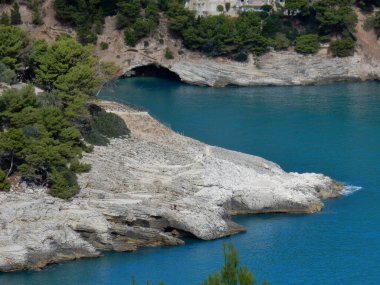 Pugnochiuso, Puglia, İtalya - 5 Ekim 2019 Pugnochiuso Körfezi manzarası