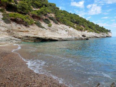 Pugnochiuso, Puglia, İtalya - 5 Ekim 2019: Baia della Pergola plajı manzarası