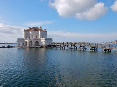 Bacoli, Campania, İtalya - 1 Mart 2019: Vanvitelliano Parkı, Fusaro Gölü 'ndeki Casina Vanvitelliana