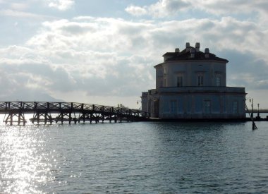 Bacoli, Campania, İtalya - 1 Mart 2019: Vanvitelliano Parkı, Fusaro Gölü 'ndeki Casina Vanvitelliana