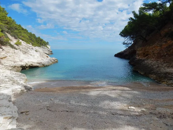 Pugnochiuso, Puglia, İtalya - 5 Ekim 2019: Baia della Pergola plajı manzarası