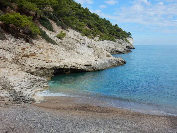 Pugnochiuso, Puglia, İtalya - 5 Ekim 2019: Baia della Pergola plajı manzarası