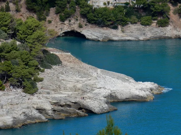 Pugnochiuso, Puglia, İtalya - 5 Ekim 2019 Pugnochiuso Körfezi manzarası