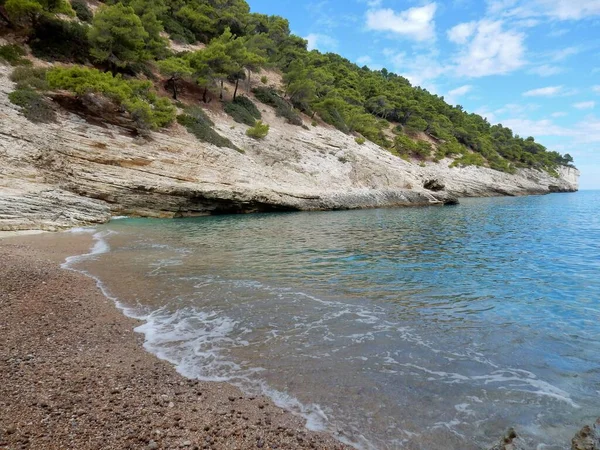 Pugnochiuso, Puglia, İtalya - 5 Ekim 2019: Baia della Pergola plajı manzarası