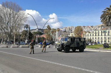 Napoli, Campania, İtalya - 1 Mart 2019: Piazza Vittoria sahilindeki İtalyan Ordusu askerlerinin kontrol noktası