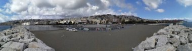 Napoli, Campania, İtalya - 1 Mart 2019: Uçurumdan Lungomare Caracciolo 'nun panoramik fotoğrafı