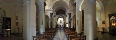 Napoli, Campania, İtalya - 1 Mart 2019: Santa Maria della Vittoria barok kilisesinin iç mekanının panoramik fotoğrafı