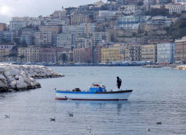 Napoli, Campania, İtalya - 1 Mart 2019: Rıhtım kıyılarından kayıkçı