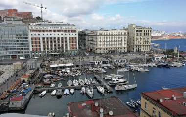 Napoli, Campania, İtalya - 1 Mart 2019: Castel dell 'Ovo' dan Borgo Marinari Limanı