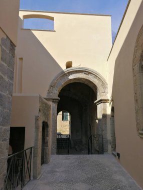 Napoli, Campania, İtalya - 1 Mart 2019: Castel dell 'Ovo' da Vicolo