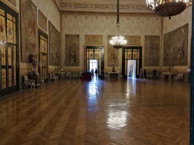 Napoli, Campania, İtalya - 10 Mart 2019: Piazza del Plebiscito 'daki 17. yüzyıl Kraliyet Sarayı