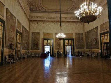 Napoli, Campania, İtalya - 10 Mart 2019: Piazza del Plebiscito 'daki 17. yüzyıl Kraliyet Sarayı