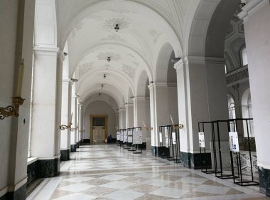 Napoli, Campania, İtalya - 10 Mart 2019: Piazza del Plebiscito 'daki 17. yüzyıl Kraliyet Sarayı