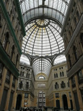 Napoli, Campania, İtalya - 10 Mart 2019: Umberto I Galerisinde Turistler