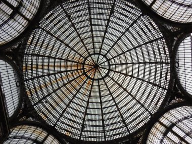 Napoli, Campania, İtalya - 10 Mart 2019: Umberto I Galerisi 'nin kubbesinin ayrıntıları