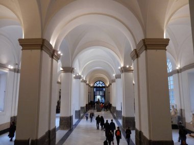 Napoli, Campania, İtalya - 5 Mart 2017: Napoli Ulusal Arkeoloji Müzesi Giriş Salonu