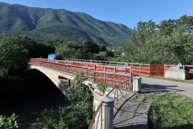 Solopaca, Campania, İtalya - 22 Mayıs 2020: Maria Cristina köprüsü Calore Nehri üzerinde 1943 bombalamalarından sonra yeniden inşa edildi