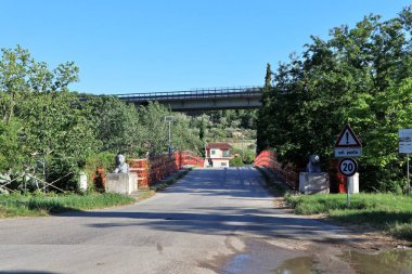 Solopaca, Campania, İtalya - 22 Mayıs 2020: Maria Cristina köprüsü Calore Nehri üzerinde 1943 bombalamalarından sonra yeniden inşa edildi