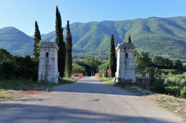 Solopaca, Campania, İtalya - 22 Mayıs 2020: 19. yüzyılda Calore Nehri üzerindeki eski Maria Cristina köprüsünün kuleleri 1943 yılındaki bombalamalardan sonra yeniden inşa edildi.