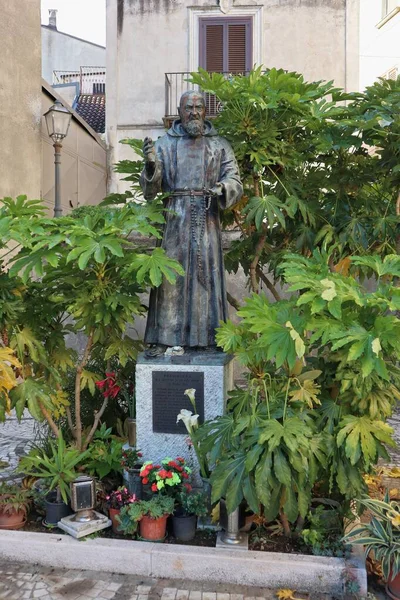 Solopaca Kampania Włochy Maja 2020 Statua San Pio Pietrelcina Piazza — Zdjęcie stockowe