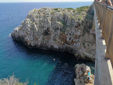 Santa Maria di Leuca, Puglia, İtalya - 27 Ağustos 2019: Geçiş yapan viyadük 'ten Fiordo del Ciolo