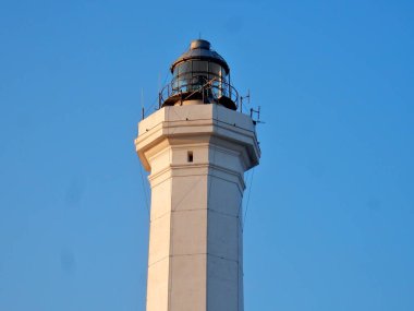 Santa Maria di Leuca, Lecce, Puglia, İtalya - 27 Ağustos 2019: Santa Maria de Finibus Terrae Bazilikasının meydanından deniz feneri