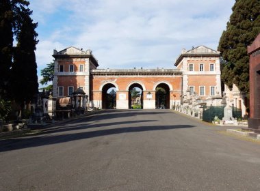 Roma, Lazio, İtalya - 3 Nisan 2017: Tiburtino bölgesindeki Campo Verano 'nun anıtsal belediye mezarlığının girişi..