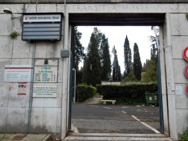 Roma, Lazio, İtalya - 3 Nisan 2017: Tiburtino bölgesindeki Campo Verano 'nun anıtsal belediye mezarlığı..