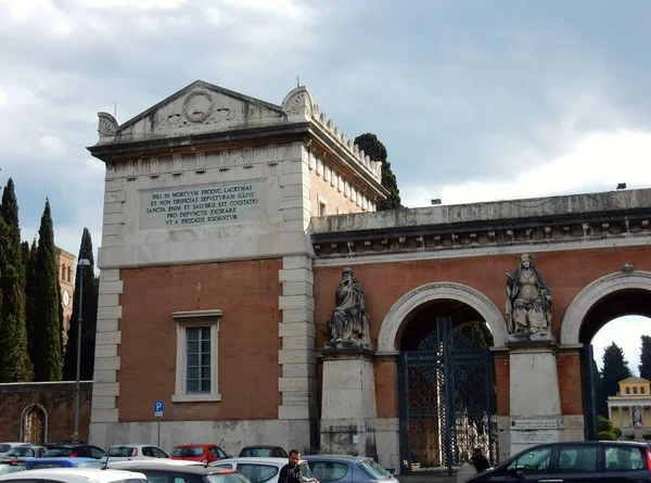 Řím Lazio Itálie Dubna 2017 Vstupní Veranda Monumentálního Městského Hřbitova — Stock fotografie