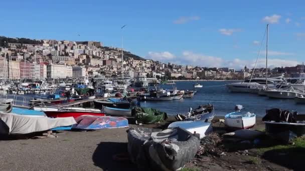 Napoli - Panoramica dalla spiaggia del porto di Mergellina — Wideo stockowe