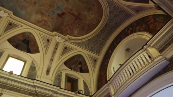 Napoli - Panoramica della volta della chiesa di Sant 'Antonio a Posillipo — Stok video