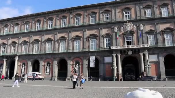 Napoli - Ambulanza per Piazza Plebiscito — Stok Video