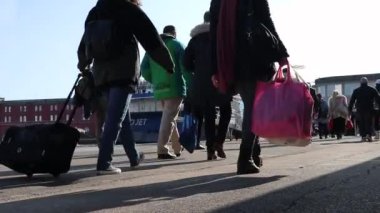 Napoli - Turisti all 'imbarco al Molo Beverello