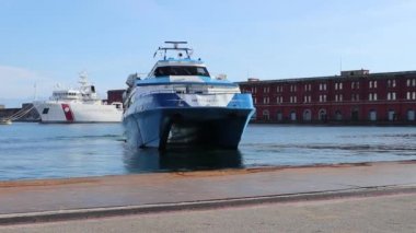 Napoli - Rotazione al Molo Beverello 'da Aliscafo