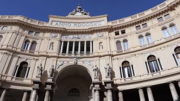 Napoli - Panoramica della facciata della Galleria Umberto I — Wideo stockowe