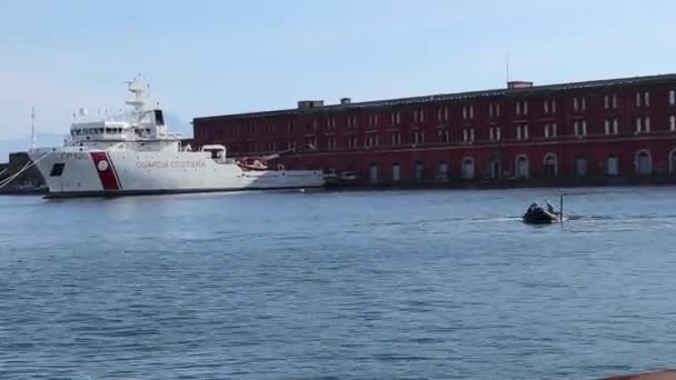 Napoli � � Time lapse di giri in gommone al porto — Stockvideo